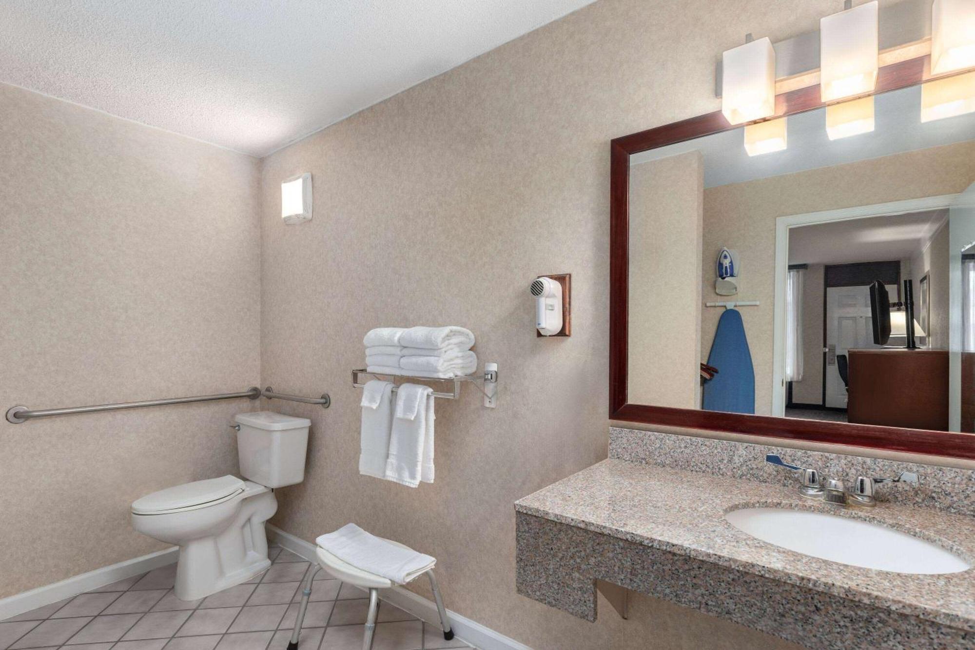 Days Inn By Wyndham Columbia Kentucky Dış mekan fotoğraf