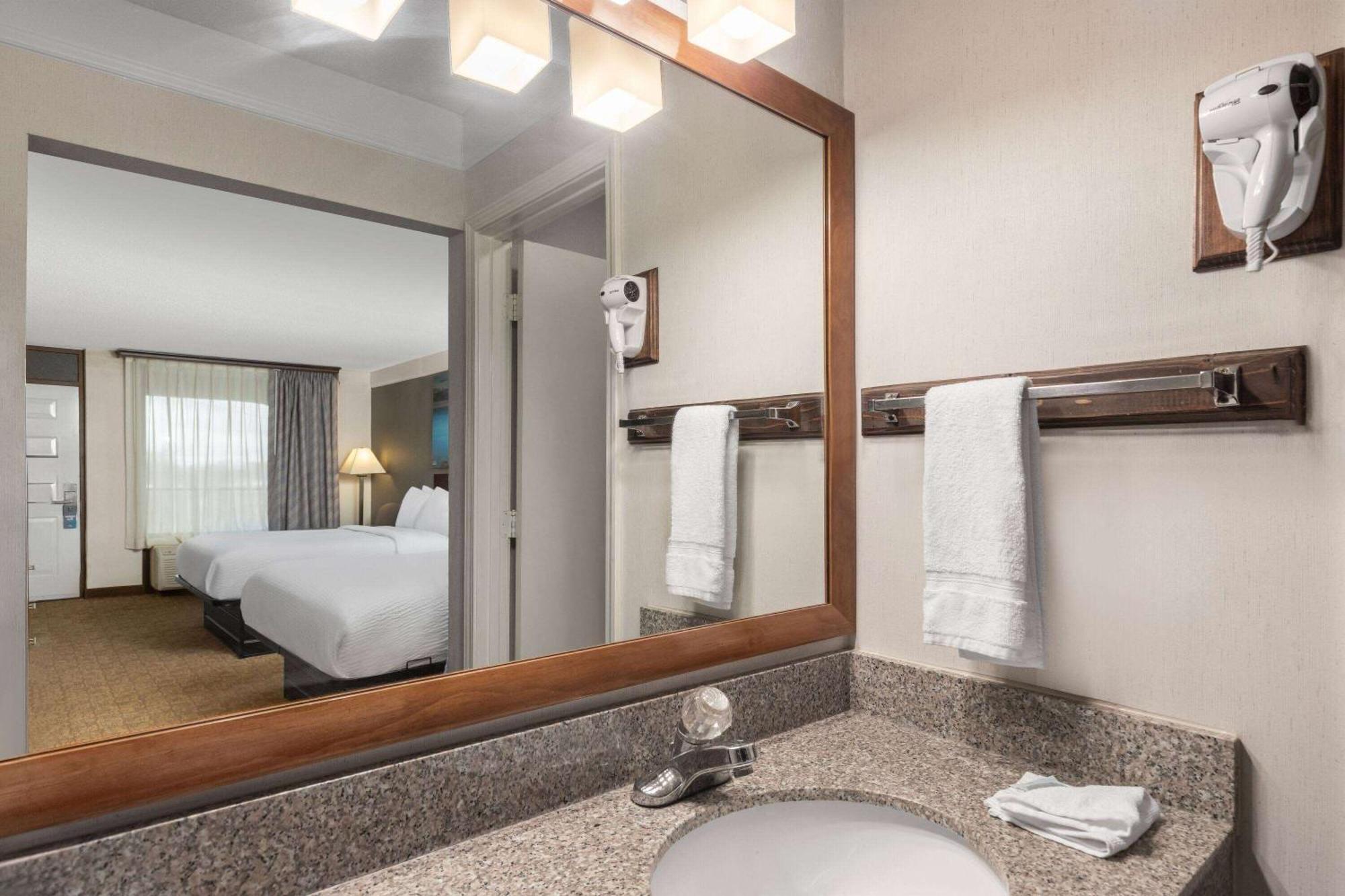 Days Inn By Wyndham Columbia Kentucky Dış mekan fotoğraf