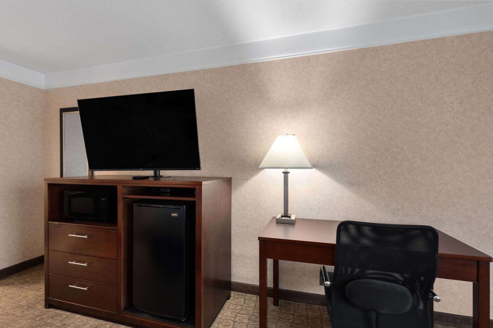 Days Inn By Wyndham Columbia Kentucky Dış mekan fotoğraf
