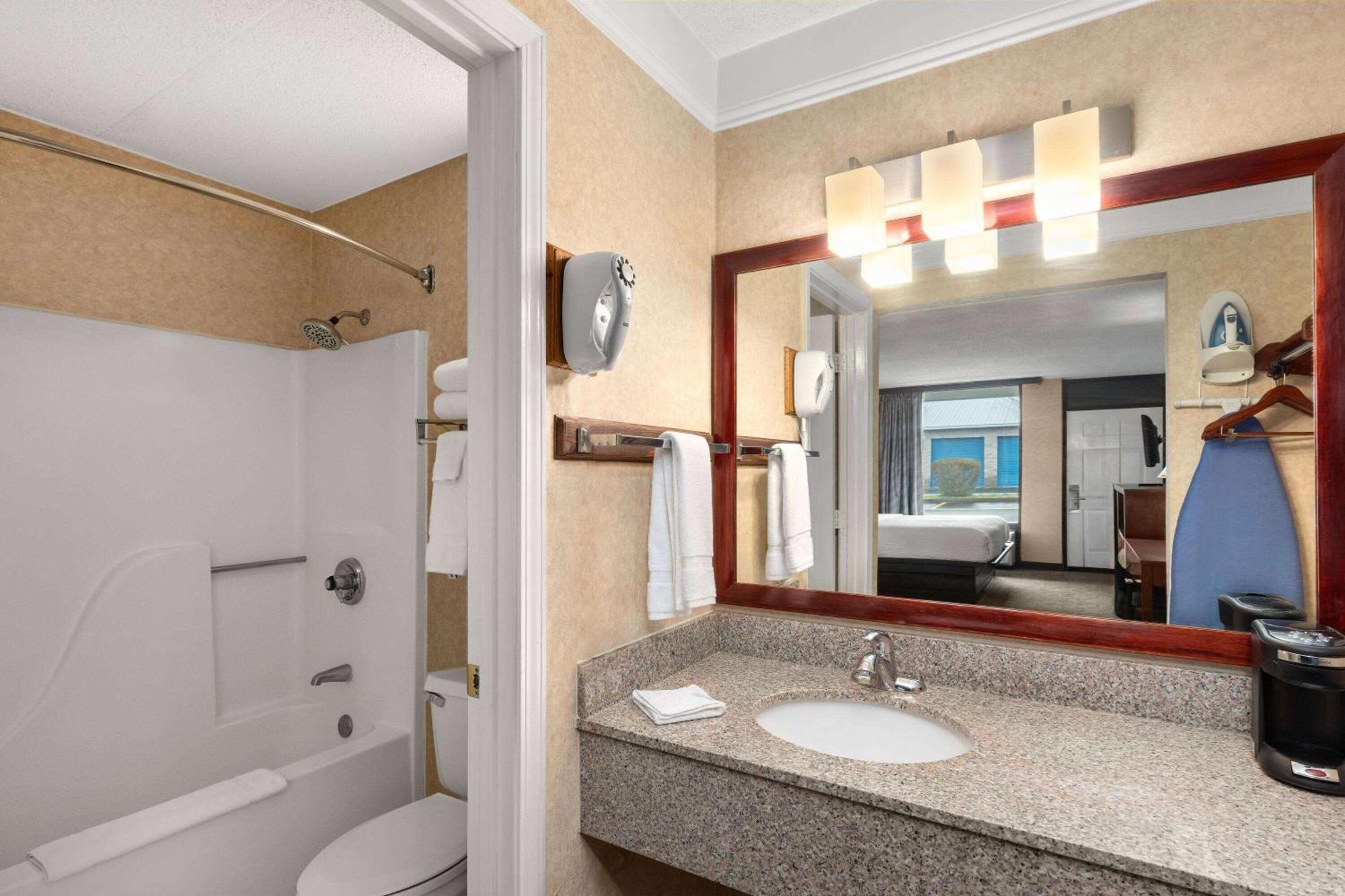 Days Inn By Wyndham Columbia Kentucky Dış mekan fotoğraf